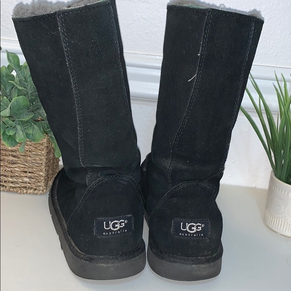 Tall black Ugg’s. Kept those feet warm with these boots. - Picture 2 of 4